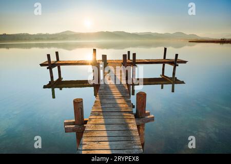 Holzsteg am Pfaeffikersee bei Sonnenaufgang. Pfäffikon, Kanton Zürich, Schweiz Stockfoto