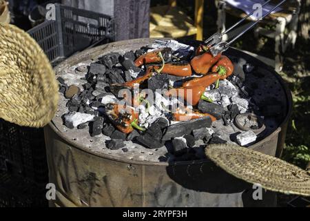 Detail des mit Holzkohle gerösteten Gemüses der Saison Stockfoto