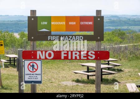 Cochrane, Alberta, Kanada. Juni 2023. Ein Schild mit geringer Brandgefahr im Glenbow Ranch Provinzpark. Stockfoto