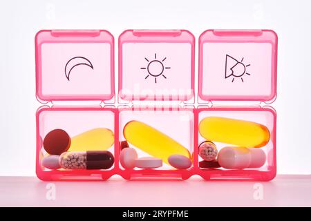 Helle Pille Box mit verschiedenen Pillen und Vitaminen. Stockfoto