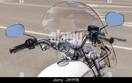 Weißer klassischer Motorrad-Chopper auf einer Stadtstraße aus nächster Nähe Stockfoto