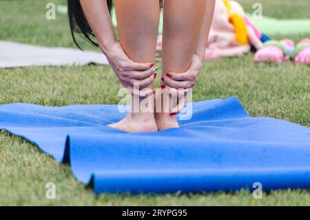 Weibliche Beine auf Yoga Matte Nahaufnahme Stockfoto