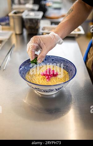 Koch bereitet japanische Ramen-Nudelsuppe zu Stockfoto