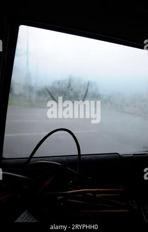 Regen und Regentropfen auf dem Glas eines Fensters Regentropfen auf einem Fenster Kredit: Imago/Alamy Live News Stockfoto