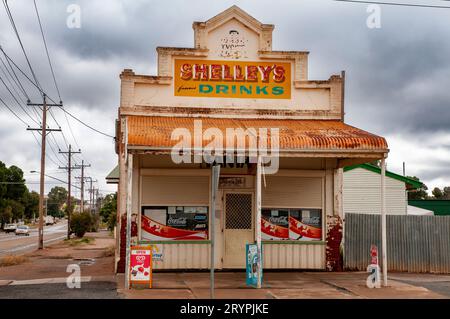 Ein traditioneller, im alten Stil gehaltener Eckladen, in dem Shelley's Softdrinks in Broken Hill, New South Wales, Australien, angeboten werden Stockfoto