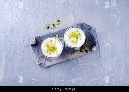 Traditionelles indisches Limettenlassi-Getränk mit Dahi-Joghurt Stockfoto