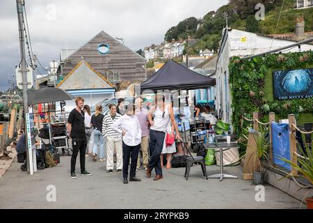 Beyond Paradise BBC-Fernsehserie, Live-Dreharbeiten in Looe Cornwall im September 2023, Schauspieler Kris Marshall und Zahra Ahmadi treten in einer britischen Szene auf Stockfoto