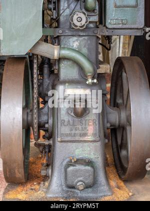 1930 Lister CS Dieselmotor für den Antrieb von landwirtschaftlichen Geräten, die im Museum of Rural Life in Lamport, Northamptonshire, Großbritannien, ausgestellt werden Stockfoto