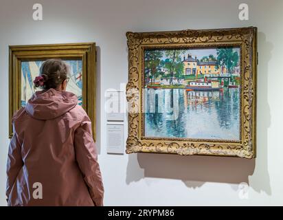 Ein Besucher bewundert Gemälde in der National Galleries of Scotland New Extension in Edinburgh, Großbritannien Stockfoto