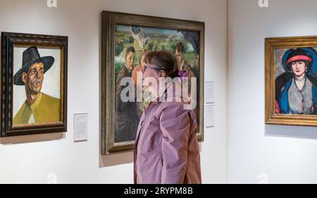 Ein Besucher bewundert Gemälde in der National Galleries of Scotland New Extension in Edinburgh, Großbritannien Stockfoto