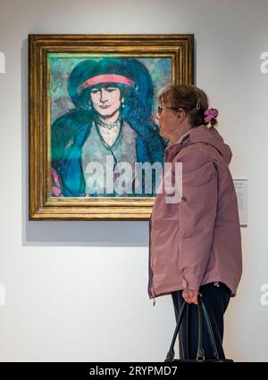 Ein Besucher, der ein Gemälde in der neu eröffneten Erweiterung der National Galleries of Scotland in Edinburgh, Großbritannien, bewundert Stockfoto