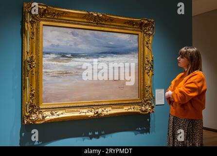 Eine Frau, die ein Gemälde von William McTaggart in den National Galleries of Scotland bewundert, die kürzlich in Edinburgh eröffnet wurden Stockfoto