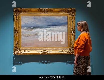 Eine Frau, die ein Gemälde von William McTaggart in den National Galleries of Scotland bewundert, die kürzlich in Edinburgh eröffnet wurden Stockfoto