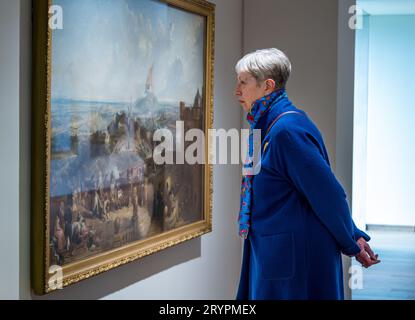 Ein Besucher, der ein Gemälde in der neu eröffneten Erweiterung der National Galleries of Scotland in Edinburgh, Großbritannien, bewundert Stockfoto