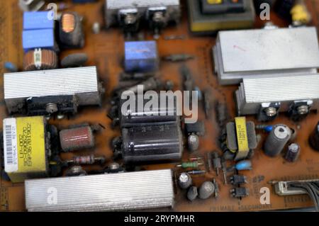 Kairo, Ägypten, September 26 2023: Innenraum der Hauptplatine des LCD-Fernsehers, Kabel, Transformatoren, Widerstand, IC, Kondensatoren, Reparatur Mo Stockfoto