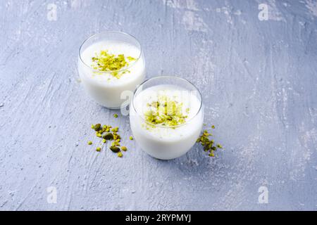 Traditionelles indisches Limettenlassi-Getränk mit Dahi-Joghurt Stockfoto