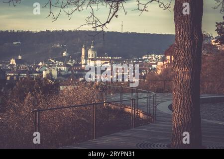 Herbstzeit in Letna Parks mit bunten Bäumen. Mit Kleinstadt und Petrin-Hügel im Hintergrund, Prag, Tschechische Republik Stockfoto