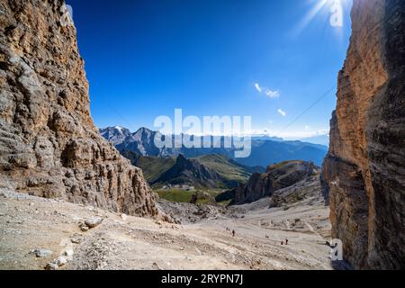 Blick vom Rifugio Forcella Pordoi hinunter in Richtung Passo Pordoi während der Wanderung auf der Alta Via 2 in der Nähe von Canazei, Italien Stockfoto