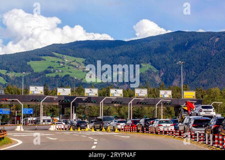 Mautstelle auf der Autobahn 22 vor Brixen Südtirol Pustertal Italien . Die Autobahn A22 italienisch: Autostrada A22, auch Brennerautobahn Autostrada del Brennero genannt, ist eine italienische Autobahn und führt vom Brennerpass an der italienisch-österreichischen Grenze durch Südtirol bis Modena, wo sie in die A1 mündet. Mautstelle Brixen-Pustertal *** Tollbooth auf der Autobahn 22 vor Brixen Südtirol Pustertal Italien die Autobahn A22 italienische Autostrada A22, auch Brennerautobahn Autostrada del Brennero genannt, ist eine italienische Autobahn und führt vom Brennerpass auf die Italienisch-Autobahn Stockfoto