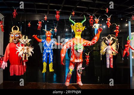 Mexiko-Stadt, CDMX, Mexiko, Figuren der roten Teufel im Museo de Arte Popular ( in englischer sprache, Museum of Popular Art Nur redaktionell. Stockfoto