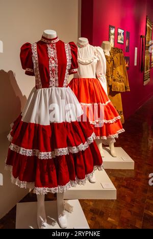 Mexiko-Stadt, CDMX, Mexiko, traditionelle Trachten der Ureinwohner im Museo de Arte Popular (auf Englisch, Museum of Popular Art). Nur redaktionell. Stockfoto