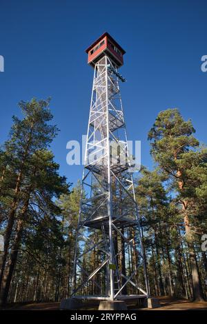 Aussichtsturm im Rokua-Nationalpark, Utajärvi Finnland Stockfoto