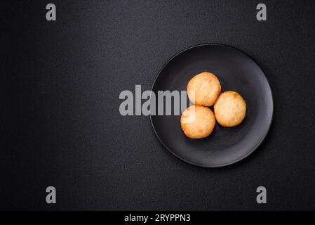 Köstliche frische süße Käsepfannkuchen mit Rosinen und Zimt auf einem Keramikteller Stockfoto