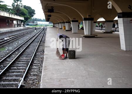Dhaka, Dhaka, Bangladesch. Oktober 2023. Ein Reiniger reinigt den Boden am Bahnhof Kamalapur in Dhaka, Bangladesch. Ihre unermüdlichen Bemühungen bleiben oft unbemerkt, spielen aber eine wichtige Rolle bei der Aufrechterhaltung der Sauberkeit und Ordnung des Bahnhofs. Der Bahnhof Kamalapur ist der größte und belebteste Eisenbahnknotenpunkt der USA. Bekannt für seine architektonische Verschmelzung von modernen und traditionellen Elementen, wurde dieser ikonische Bahnhof vom amerikanischen Architekten Robert Boughey entworfen und 1969 eingeweiht. Kamalapur, das täglich ein erhebliches Passagier- und Frachtaufkommen abwickelt, spielt in Bangla eine zentrale Rolle Stockfoto