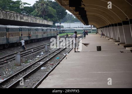 Dhaka, Dhaka, Bangladesch. Oktober 2023. Ein Reiniger reinigt den Boden am Bahnhof Kamalapur in Dhaka, Bangladesch. Ihre unermüdlichen Bemühungen bleiben oft unbemerkt, spielen aber eine wichtige Rolle bei der Aufrechterhaltung der Sauberkeit und Ordnung des Bahnhofs. Der Bahnhof Kamalapur ist der größte und belebteste Eisenbahnknotenpunkt der USA. Bekannt für seine architektonische Verschmelzung von modernen und traditionellen Elementen, wurde dieser ikonische Bahnhof vom amerikanischen Architekten Robert Boughey entworfen und 1969 eingeweiht. Kamalapur, das täglich ein erhebliches Passagier- und Frachtaufkommen abwickelt, spielt in Bangla eine zentrale Rolle Stockfoto