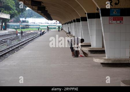 Dhaka, Dhaka, Bangladesch. Oktober 2023. Ein Reiniger reinigt den Boden am Bahnhof Kamalapur in Dhaka, Bangladesch. Ihre unermüdlichen Bemühungen bleiben oft unbemerkt, spielen aber eine wichtige Rolle bei der Aufrechterhaltung der Sauberkeit und Ordnung des Bahnhofs. Der Bahnhof Kamalapur ist der größte und belebteste Eisenbahnknotenpunkt der USA. Bekannt für seine architektonische Verschmelzung von modernen und traditionellen Elementen, wurde dieser ikonische Bahnhof vom amerikanischen Architekten Robert Boughey entworfen und 1969 eingeweiht. Kamalapur, das täglich ein erhebliches Passagier- und Frachtaufkommen abwickelt, spielt in Bangla eine zentrale Rolle Stockfoto