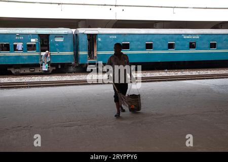 Dhaka, Dhaka, Bangladesch. Oktober 2023. Ein Reiniger reinigt den Boden am Bahnhof Kamalapur in Dhaka, Bangladesch. Ihre unermüdlichen Bemühungen bleiben oft unbemerkt, spielen aber eine wichtige Rolle bei der Aufrechterhaltung der Sauberkeit und Ordnung des Bahnhofs. Der Bahnhof Kamalapur ist der größte und belebteste Eisenbahnknotenpunkt der USA. Bekannt für seine architektonische Verschmelzung von modernen und traditionellen Elementen, wurde dieser ikonische Bahnhof vom amerikanischen Architekten Robert Boughey entworfen und 1969 eingeweiht. Kamalapur, das täglich ein erhebliches Passagier- und Frachtaufkommen abwickelt, spielt in Bangla eine zentrale Rolle Stockfoto