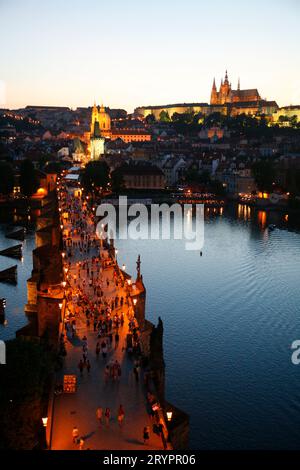 Blick über die Karlsbrücke, das Schloss und die St. Veitsdom bei Nacht, Prag, Tschechische Republik. Stockfoto