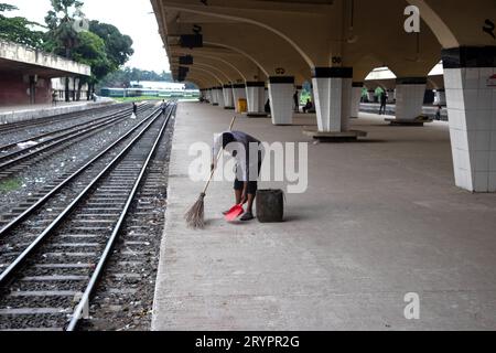 Dhaka, Dhaka, Bangladesch. Oktober 2023. Ein Reiniger reinigt den Boden am Bahnhof Kamalapur in Dhaka, Bangladesch. Ihre unermüdlichen Bemühungen bleiben oft unbemerkt, spielen aber eine wichtige Rolle bei der Aufrechterhaltung der Sauberkeit und Ordnung des Bahnhofs. Der Bahnhof Kamalapur ist der größte und belebteste Eisenbahnknotenpunkt der USA. Bekannt für seine architektonische Verschmelzung von modernen und traditionellen Elementen, wurde dieser ikonische Bahnhof vom amerikanischen Architekten Robert Boughey entworfen und 1969 eingeweiht. Kamalapur, das täglich ein erhebliches Passagier- und Frachtaufkommen abwickelt, spielt in Bangla eine zentrale Rolle Stockfoto