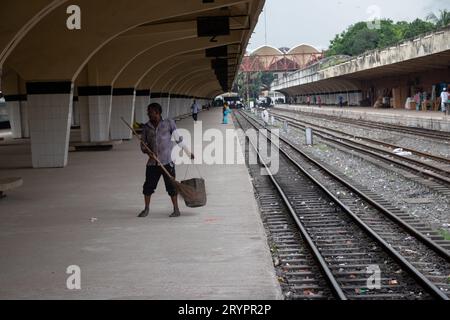 Dhaka, Dhaka, Bangladesch. Oktober 2023. Ein Reiniger reinigt den Boden am Bahnhof Kamalapur in Dhaka, Bangladesch. Ihre unermüdlichen Bemühungen bleiben oft unbemerkt, spielen aber eine wichtige Rolle bei der Aufrechterhaltung der Sauberkeit und Ordnung des Bahnhofs. Der Bahnhof Kamalapur ist der größte und belebteste Eisenbahnknotenpunkt der USA. Bekannt für seine architektonische Verschmelzung von modernen und traditionellen Elementen, wurde dieser ikonische Bahnhof vom amerikanischen Architekten Robert Boughey entworfen und 1969 eingeweiht. Kamalapur, das täglich ein erhebliches Passagier- und Frachtaufkommen abwickelt, spielt in Bangla eine zentrale Rolle Stockfoto