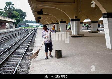 Dhaka, Dhaka, Bangladesch. Oktober 2023. Ein Reiniger reinigt den Boden am Bahnhof Kamalapur in Dhaka, Bangladesch. Ihre unermüdlichen Bemühungen bleiben oft unbemerkt, spielen aber eine wichtige Rolle bei der Aufrechterhaltung der Sauberkeit und Ordnung des Bahnhofs. Der Bahnhof Kamalapur ist der größte und belebteste Eisenbahnknotenpunkt der USA. Bekannt für seine architektonische Verschmelzung von modernen und traditionellen Elementen, wurde dieser ikonische Bahnhof vom amerikanischen Architekten Robert Boughey entworfen und 1969 eingeweiht. Kamalapur, das täglich ein erhebliches Passagier- und Frachtaufkommen abwickelt, spielt in Bangla eine zentrale Rolle Stockfoto