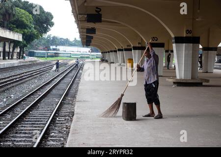 Dhaka, Dhaka, Bangladesch. Oktober 2023. Ein Reiniger reinigt den Boden am Bahnhof Kamalapur in Dhaka, Bangladesch. Ihre unermüdlichen Bemühungen bleiben oft unbemerkt, spielen aber eine wichtige Rolle bei der Aufrechterhaltung der Sauberkeit und Ordnung des Bahnhofs. Der Bahnhof Kamalapur ist der größte und belebteste Eisenbahnknotenpunkt der USA. Bekannt für seine architektonische Verschmelzung von modernen und traditionellen Elementen, wurde dieser ikonische Bahnhof vom amerikanischen Architekten Robert Boughey entworfen und 1969 eingeweiht. Kamalapur, das täglich ein erhebliches Passagier- und Frachtaufkommen abwickelt, spielt in Bangla eine zentrale Rolle Stockfoto