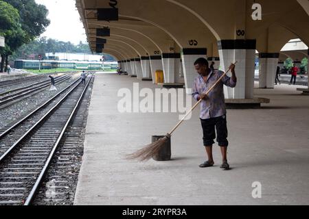 Dhaka, Dhaka, Bangladesch. Oktober 2023. Ein Reiniger reinigt den Boden am Bahnhof Kamalapur in Dhaka, Bangladesch. Ihre unermüdlichen Bemühungen bleiben oft unbemerkt, spielen aber eine wichtige Rolle bei der Aufrechterhaltung der Sauberkeit und Ordnung des Bahnhofs. Der Bahnhof Kamalapur ist der größte und belebteste Eisenbahnknotenpunkt der USA. Bekannt für seine architektonische Verschmelzung von modernen und traditionellen Elementen, wurde dieser ikonische Bahnhof vom amerikanischen Architekten Robert Boughey entworfen und 1969 eingeweiht. Kamalapur, das täglich ein erhebliches Passagier- und Frachtaufkommen abwickelt, spielt in Bangla eine zentrale Rolle Stockfoto