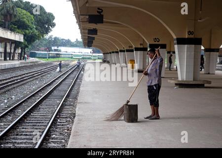 Dhaka, Dhaka, Bangladesch. Oktober 2023. Ein Reiniger reinigt den Boden am Bahnhof Kamalapur in Dhaka, Bangladesch. Ihre unermüdlichen Bemühungen bleiben oft unbemerkt, spielen aber eine wichtige Rolle bei der Aufrechterhaltung der Sauberkeit und Ordnung des Bahnhofs. Der Bahnhof Kamalapur ist der größte und belebteste Eisenbahnknotenpunkt der USA. Bekannt für seine architektonische Verschmelzung von modernen und traditionellen Elementen, wurde dieser ikonische Bahnhof vom amerikanischen Architekten Robert Boughey entworfen und 1969 eingeweiht. Kamalapur, das täglich ein erhebliches Passagier- und Frachtaufkommen abwickelt, spielt in Bangla eine zentrale Rolle Stockfoto