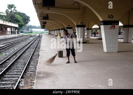 Dhaka, Dhaka, Bangladesch. Oktober 2023. Ein Reiniger reinigt den Boden am Bahnhof Kamalapur in Dhaka, Bangladesch. Ihre unermüdlichen Bemühungen bleiben oft unbemerkt, spielen aber eine wichtige Rolle bei der Aufrechterhaltung der Sauberkeit und Ordnung des Bahnhofs. Der Bahnhof Kamalapur ist der größte und belebteste Eisenbahnknotenpunkt der USA. Bekannt für seine architektonische Verschmelzung von modernen und traditionellen Elementen, wurde dieser ikonische Bahnhof vom amerikanischen Architekten Robert Boughey entworfen und 1969 eingeweiht. Kamalapur, das täglich ein erhebliches Passagier- und Frachtaufkommen abwickelt, spielt in Bangla eine zentrale Rolle Stockfoto