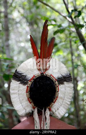 Detail des Kostüms der Pataxo-Indianer in der Reserva Indigena da Jaqueira in der Nähe von Porto Seguro, Bahia, Brasilien. Stockfoto