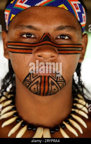 Porträt eines indischen Pataxo in der Reserva Indigena da Jaqueira in der Nähe von Porto Seguro, Bahia, Brasilien. Stockfoto