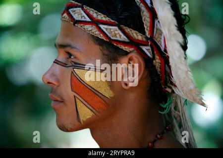 Porträt eines indischen Pataxo in der Reserva Indigena da Jaqueira in der Nähe von Porto Seguro, Bahia, Brasilien. Stockfoto