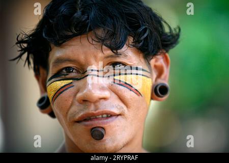 Porträt eines indischen Pataxo in der Reserva Indigena da Jaqueira in der Nähe von Porto Seguro, Bahia, Brasilien. Stockfoto