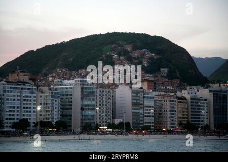 Blick über die Bauten von Copacabana-Strand mit Pavaozinho Favela im Hintergrund, Rio De Janeiro, Brasilien. Stockfoto