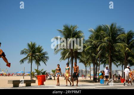 Menschen zu Fuß an der Copacabana Strand Promenade, Rio De Janeiro, Brasilien. Stockfoto