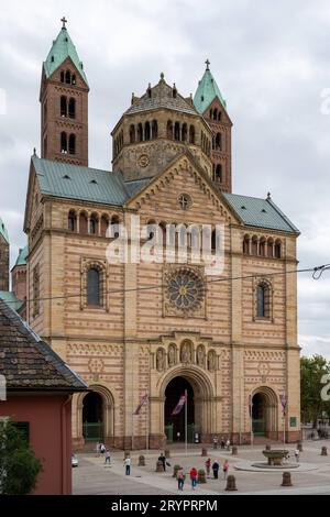 Dom in Speyer, Architektur, Deutschland, Rheinland-Pfalz, Speyer, Maximilianstraße, 29.09.2023, der Speyerer Dom, offiziell der Dom St. Maria und St. Stephan, ist eine romanische Kirche in Speyer, Deutschland, und gilt als eines der bedeutendsten und größten romanischen Bauwerke in Deutschland und ist ein UNESCO-Welterbestätte. Mit seinen vier Türmen und zwei Domen ist er das weltweit größte noch erhaltene Bauwerk der romanischen Epoche. *** Speyerer Dom, Architektur, Deutschland, Rheinland-Pfalz, Speyer, Maximilianstraße, 29 09 2023, Speyerer Dom, offiziell Domkirche St. Stockfoto