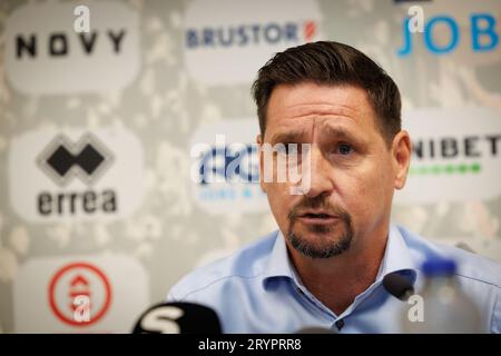 Kortrijk, Belgien. Oktober 2023. Kortrijks neuer Cheftrainer Glen de Boeck wurde auf einer Pressekonferenz des belgischen Fußballteams KV Kortrijk vorgestellt, um seinen neuen Trainer am Montag, den 2. Oktober 2023, in Kortrijk zu präsentieren. BELGA PHOTO KURT DESPLENTER Credit: Belga News Agency/Alamy Live News Stockfoto