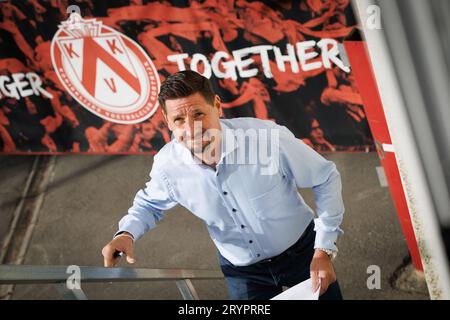 Kortrijk, Belgien. Oktober 2023. Kortrijks neuer Cheftrainer Glen de Boeck wurde auf einer Pressekonferenz des belgischen Fußballteams KV Kortrijk vorgestellt, um seinen neuen Trainer am Montag, den 2. Oktober 2023, in Kortrijk zu präsentieren. BELGA PHOTO KURT DESPLENTER Credit: Belga News Agency/Alamy Live News Stockfoto