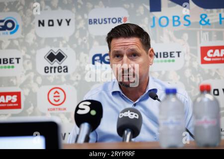 Kortrijk, Belgien. Oktober 2023. Kortrijks neuer Cheftrainer Glen de Boeck wurde auf einer Pressekonferenz des belgischen Fußballteams KV Kortrijk vorgestellt, um seinen neuen Trainer am Montag, den 2. Oktober 2023, in Kortrijk zu präsentieren. BELGA PHOTO KURT DESPLENTER Credit: Belga News Agency/Alamy Live News Stockfoto