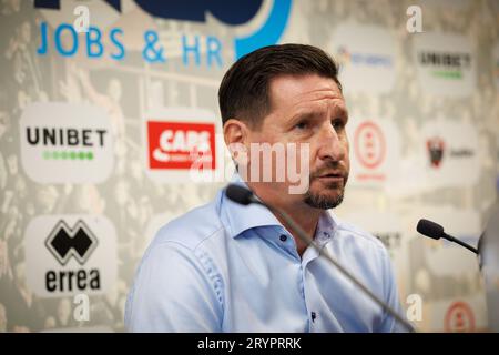 Kortrijk, Belgien. Oktober 2023. Kortrijks neuer Cheftrainer Glen de Boeck wurde auf einer Pressekonferenz des belgischen Fußballteams KV Kortrijk vorgestellt, um seinen neuen Trainer am Montag, den 2. Oktober 2023, in Kortrijk zu präsentieren. BELGA PHOTO KURT DESPLENTER Credit: Belga News Agency/Alamy Live News Stockfoto